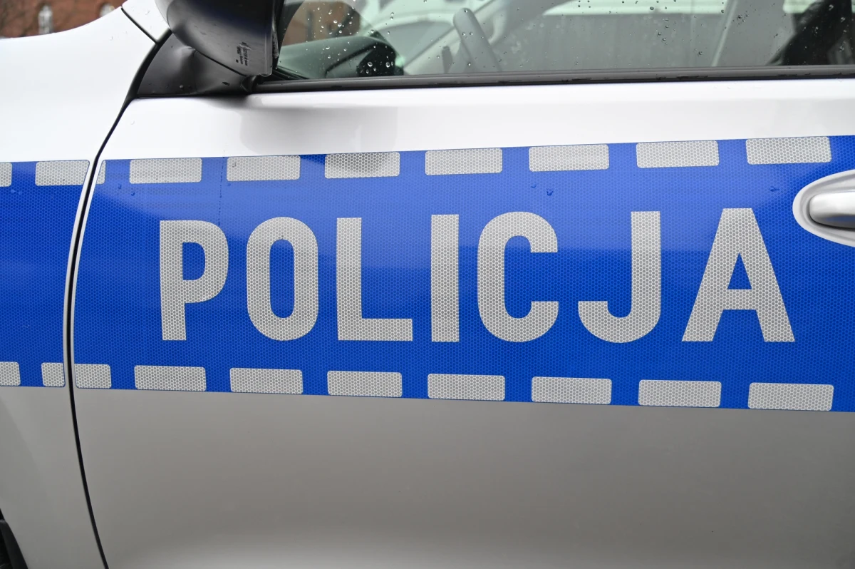 Ustalono tożsamość dwóch mężczyzn podejrzanych o brutalne zabójstwo na warszawskim Nowym Świecie. Prawie dwa tygodnie temu od ciosów nożem zginął tam młody mężczyzna. Podejrzanych zarejestrowały kamery. 