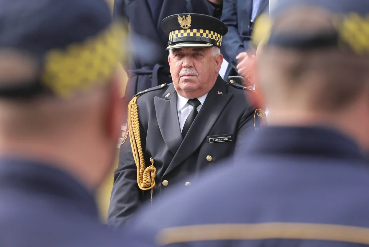 Warszawa będzie miała nowego szefa Straży Miejskiej. Dotychczasowy komendant odchodzi po 16 latach. Potwierdził to prezydent Warszawy Rafał Trzaskowski. "Podziękowałem dziś panu komendantowi za służbę. Od poniedziałku będzie nowy" - mówił Trzaskowski.