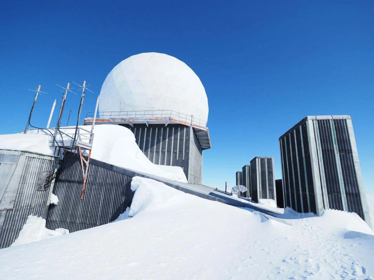 Mateusz Waligóra i Łukasz Supergan są już coraz bliżej najwyższego punktu na trasie swojej wędrówki przez całą Grenlandię. Podróżnicy idą na nartach, ciągnąc cały sprzęt na saniach, z zachodu na wschód i zamierzają przejść całą największą wyspę świata. Za nimi już ponad 200 kilometrów. "Za chwilę przed nami półmetek, a właśnie minęliśmy ważny dla nas punkt na mapie. To jedyny ślad cywilizacji - opuszczona w erze zimnej wojny amerykańska stacja radarowa. Wygląda trochę jak z horroru, a trochę science fiction" - opowiada w specjalnej relacji dla RMF FM Łukasz Supergan.