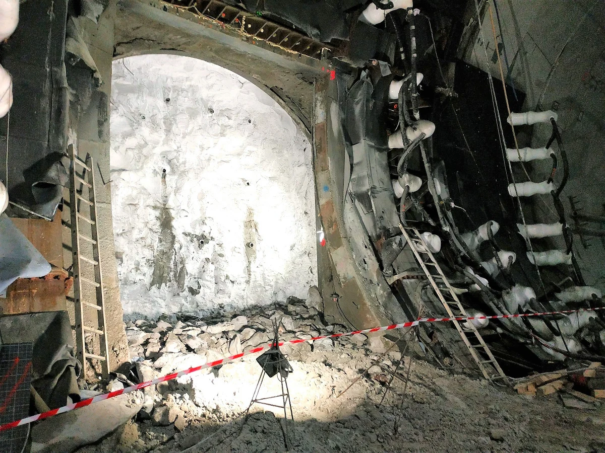 Na budowie tunelu pod cieśniną Świny trwają prace przy budowie wyjść ewakuacyjnych. Dwa z nich powstają wewnątrz tunelu wydrążonego maszyną TBM. Pierwsze w odległości 500 metrów, a drugie kilometra - licząc od nowej drogi prowadzącej do tunelu po stronie wyspy Uznam.