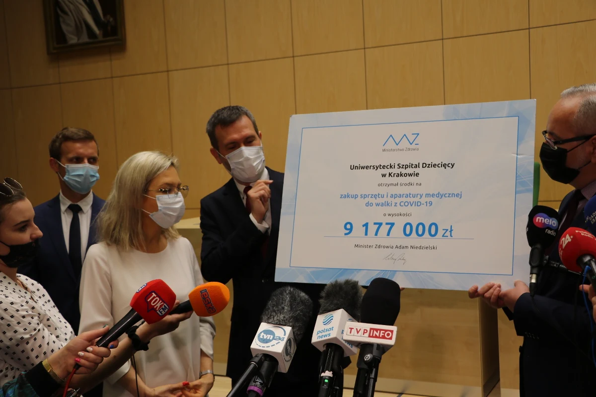 Nie limity a ryczałt - Ministerstwo Zdrowia przedstawiło w piątek, w trakcie konferencji prasowej w Uniwersyteckim Szpitalu Dziecięcym w Krakowie-Prokocimiu, projekt zmian w finansowaniu opieki pediatrycznej w Polsce. Minister Adam Niedzielski przekazał szpitalowi czek na ponad 9 mln zł. Środki z funduszu covidowego trafią na zakup najpotrzebniejszego sprzętu medycznego.