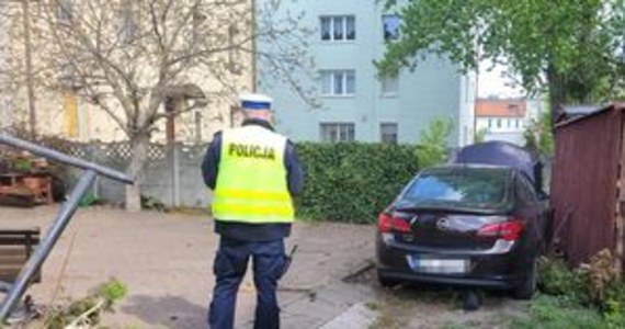​Prokuratura nadzoruje sprawę wypadku, do którego tydzień temu doszło w Sopocie. 50-letni kierowca z nieznanego wciąż powodu stracił panowanie nad autem i wypadł z drogi. Uderzył w idącą przez parking kobietę z małym dzieckiem na ręku.