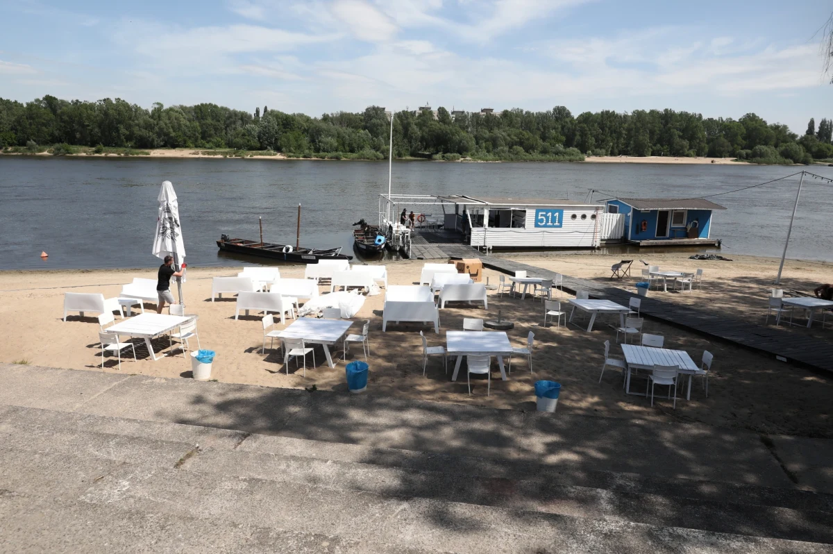 To pierwszy od dwóch lat weekend, gdy bez obaw o mandat można wypić piwo na warszawskich bulwarach nad Wisłą oraz na plaży Poniatówka. W związku z zakończeniem stanu epidemii wygasł zakaz nałożony przed radnych.

