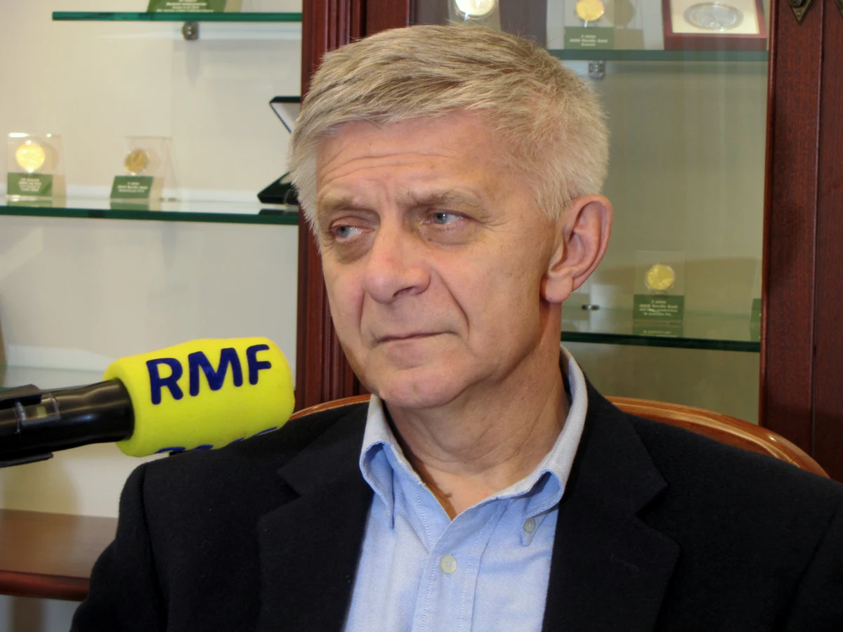 "Inflacja może nam poszybować 20 proc., tak myślę. Zresztą to wiąże się z wewnętrzną sytuacją. To, że gospodarka rośnie w tempie 8 procent to jest chore, bo ona rośnie znacznie bardziej niż może i to jest oznaka przegrzania gospodarki, więc to tylko nasila inflację" – mówił były premier i były prezes Narodowego Banku Polskiego Marek Belka w rozmowie z Krzysztofem Ziemcem w RMF FM. Według naszego gościa należy zrobić wszystko, by złoty się wzmacniał, a ludzie zaczęli oszczędzać. "Narodowy Bank Polski powinien przeprowadzić wiele operacji emisji obligacji wysokooprocentowanych tak, aby ludzie wyciągali pieniądze spod poduchy, ze skarpety oraz z lokat bankowych, które są bardzo nisko oprocentowane, bo banki nie mają najmniejszego powodu, by zwiększać oprocentowanie. NBP mógłby te pieniądze zaabsorbować. Mniej pieniędzy na rynku to mniejszy nacisk na ceny" – tłumaczył.