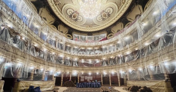 Trwa remont głównej widowni w Teatrze im. Juliusza Słowackiego w Krakowie. Zmieni się nachylenie podłogi, wymienione na nowe zostaną m.in. fotele, stare wystawiono na aukcji, z której do tej pory udało się już zebrać około 200 tysięcy złotych.


