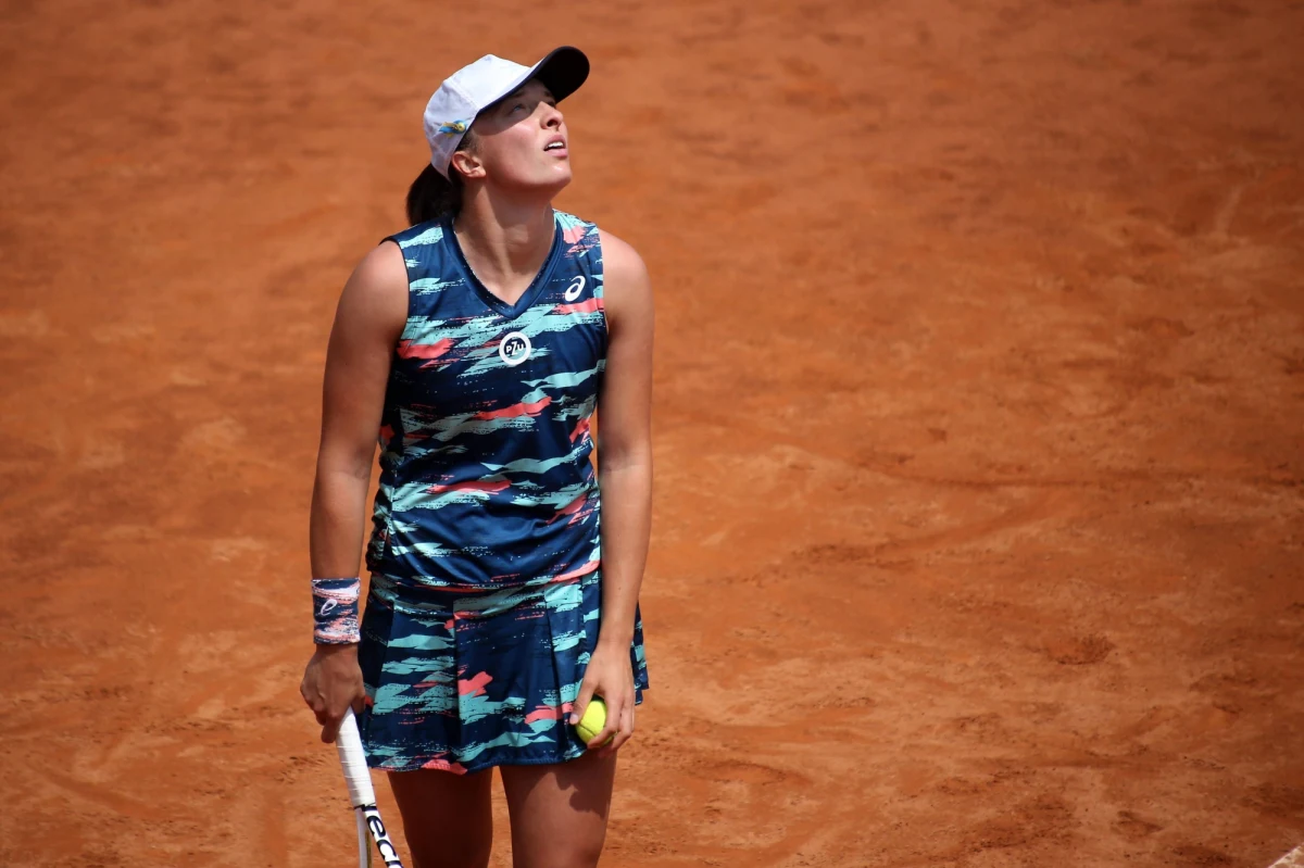 Liderka światowego rankingu Iga Świątek w pierwszej rundzie wielkoszlemowego French Open zmierzy się z tenisistką, która przebrnie kwalifikacje. Wśród mężczyzn analogicznie wylosował Hubert Hurkacz. Magda Linette trafiła na rozstawioną z numerem szóstym Tunezyjkę Ons Jabeur. W niedzielę startuje wielkoszlemowy turniej na kortach Rolanda Garrosa. Świątek przystępuje do rywalizacji jako faworytka, ale jak mówi ekspert i komentator tenisa – Dawid Żbik – Polka nie ma autostrady do finału. O zbliżającym się turnieju z dziennikarzem Eurosportu rozmawiał Paweł Pawłowski.