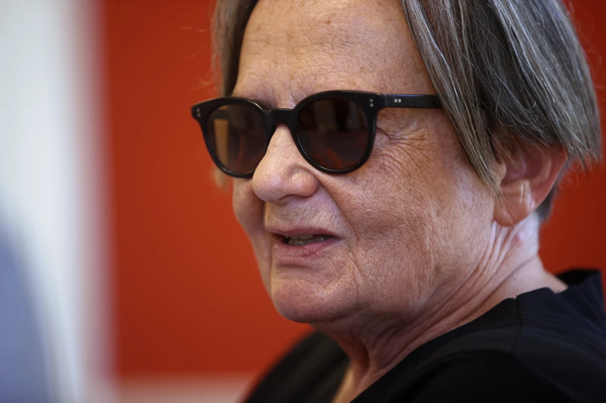 "Byłam bardzo poruszona. Myślę, że to naprawdę piękny film" – tak swoje odczucia po obejrzeniu najnowszego filmu Jerzego Skolimowskiego "IO" opisuje w RMF FM Agnieszka Holland. Obraz miał swoją światową premierę na festiwalu w Cannes, gdzie walczy o Złotą Palmę. Agnieszka Holland uczestniczy w tej prestiżowej imprezie jako szefowa jury konkursu filmów dokumentalnych. W rozmowie z dziennikarką RMF FM Katarzyną Sobiechowską-Szuchtą opowiada m.in. o tym, jak zmienia się rola i postrzeganie dokumentów oraz o tym, jak przeżywa święto kina w czasie rosyjskiej inwazji na Ukrainę. "Mam poczucie jakiegoś surrealizmu, dysonansu. Tu czerwone dywany, szampany, a tam giną ludzie" - zwraca uwagę reżyserka. 