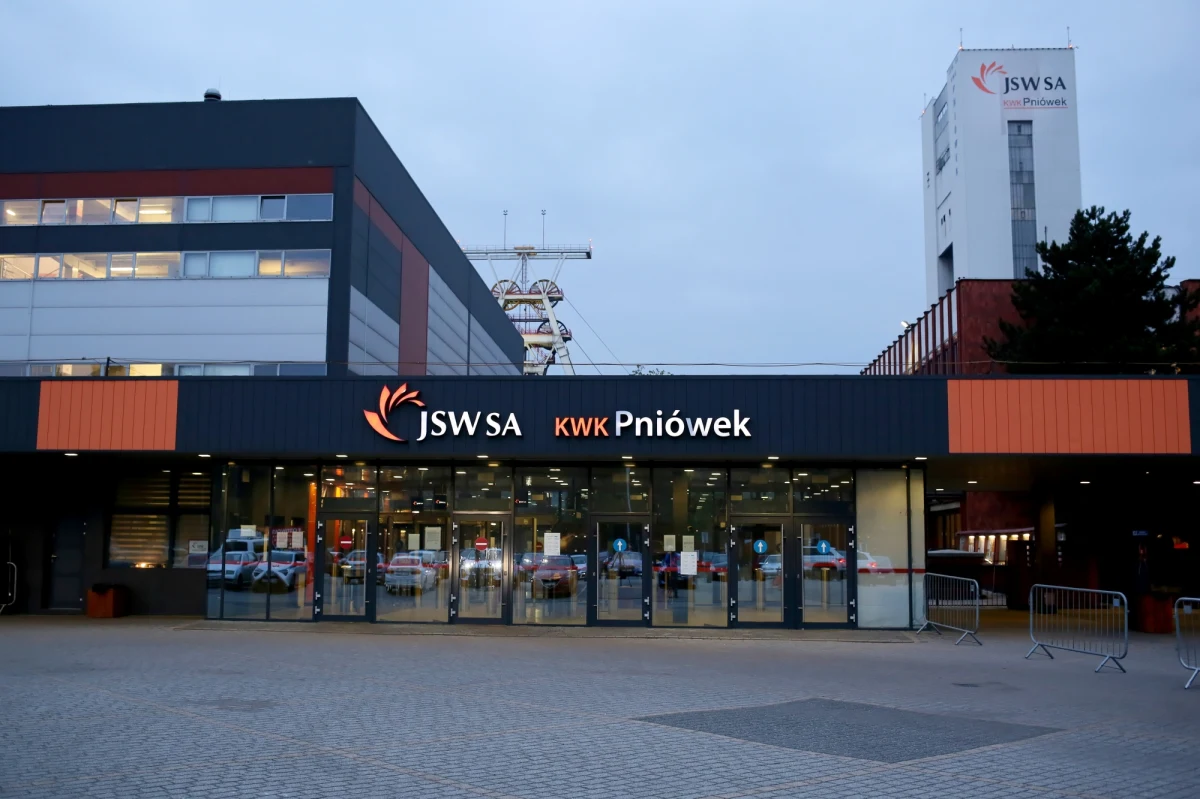 Czy w chwili wybuchu metanu w kopalni Pniówek, w miejscu, w którym do niego doszło, powinni być ludzie? Pragnący zachować anonimowość pracownicy Jastrzębskiej Spółki Węglowej, z którymi rozmawiała dziennikarka RMF FM Anna Kropaczek, twierdzą, że były nieprawidłowości dotyczące czasu pracy w kopalni. Wcześniej mówił o tym także przewodniczący związku zawodowego Sierpień 80 Bogusław Ziętek. 