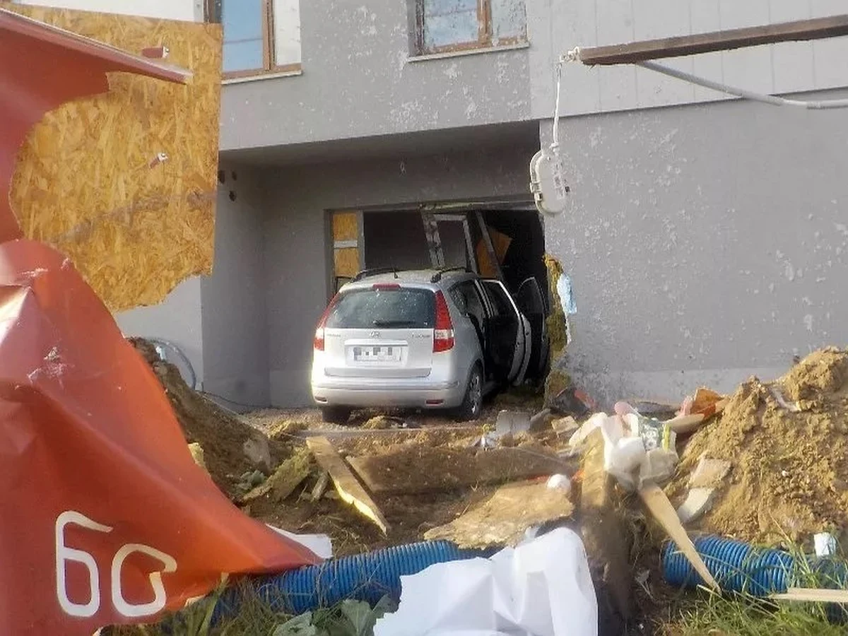 Hyundai z wielkim impetem wbił się dziś rano w drzwi klatki schodowej jednego z bloków na warszawskiej Białołęce. Kierowca został zabrany do szpitala.