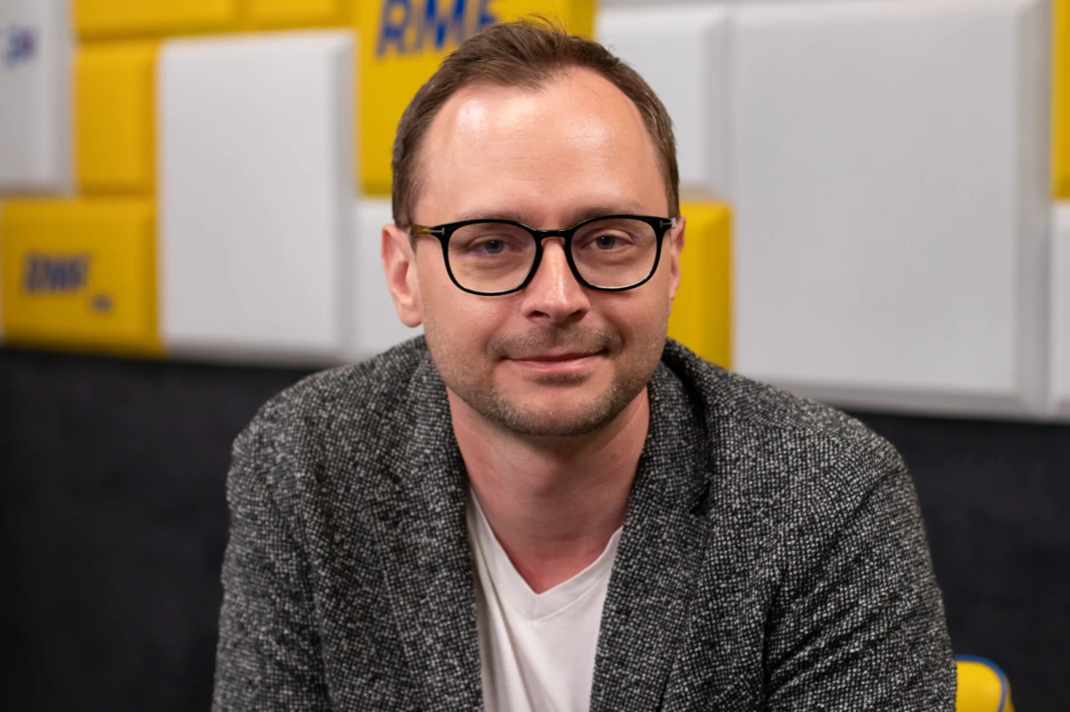 "Jeżeli płace rosną o 14 proc., a inflacja o ponad 12 proc. to znaczy, że z roku na rok możemy kupić więcej o 2 proc., bo o tyle rosną tzw. realne wynagrodzenia. To, co się liczy dla budżetu przeciętnego Polaka, to różnica pomiędzy wzrostem jego dochodu a wzrostem cen w sklepach. Ta jest niewielka" – mówił w Popołudniowej rozmowie w RMF FM dr Adam Czerniak, kierownik Zakładu Ekonomii Instytucjonalnej i Politycznej w Szkole Głównej Handlowej. "Już przeżywaliśmy sytuację, w której inflacja była dwucyfrowa - ponad 20-procentowa, wzrost wynagrodzeń też był ponad 20-procentowy. Wcale nie byliśmy szczęśliwi. Mówię tutaj o okresie transformacji" – dodał gość Marka Tejchmana. "Przy tak wysokiej inflacji i dynamice wynagrodzeń następuje spirala (…) Wzrost płac napędza wzrost cen" – tłumaczył. "Jak rząd zwiększa wydatki, dokłada się do spirali cenowo-płacowej" – zauważył Czerniak. 