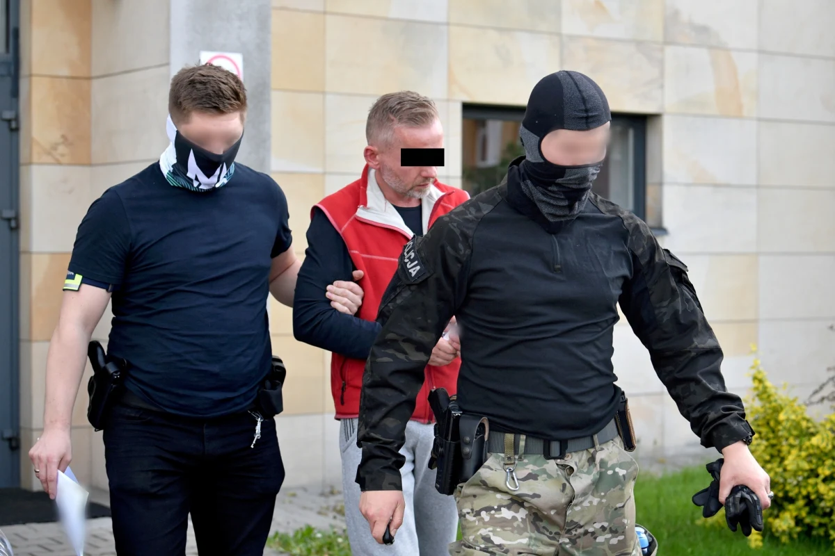 Mężczyzna, który wjechał samochodem w grupę rowerzystów usłyszał w piątek zarzuty spowodowania katastrofy, ucieczkę z miejsca zdarzenia i nieudzielanie pomocy. Kierowca - decyzją Sądu Rejonowego w Grójcu - został aresztowany na trzy miesiące. Grozi mu do 18 lat więzienia. 