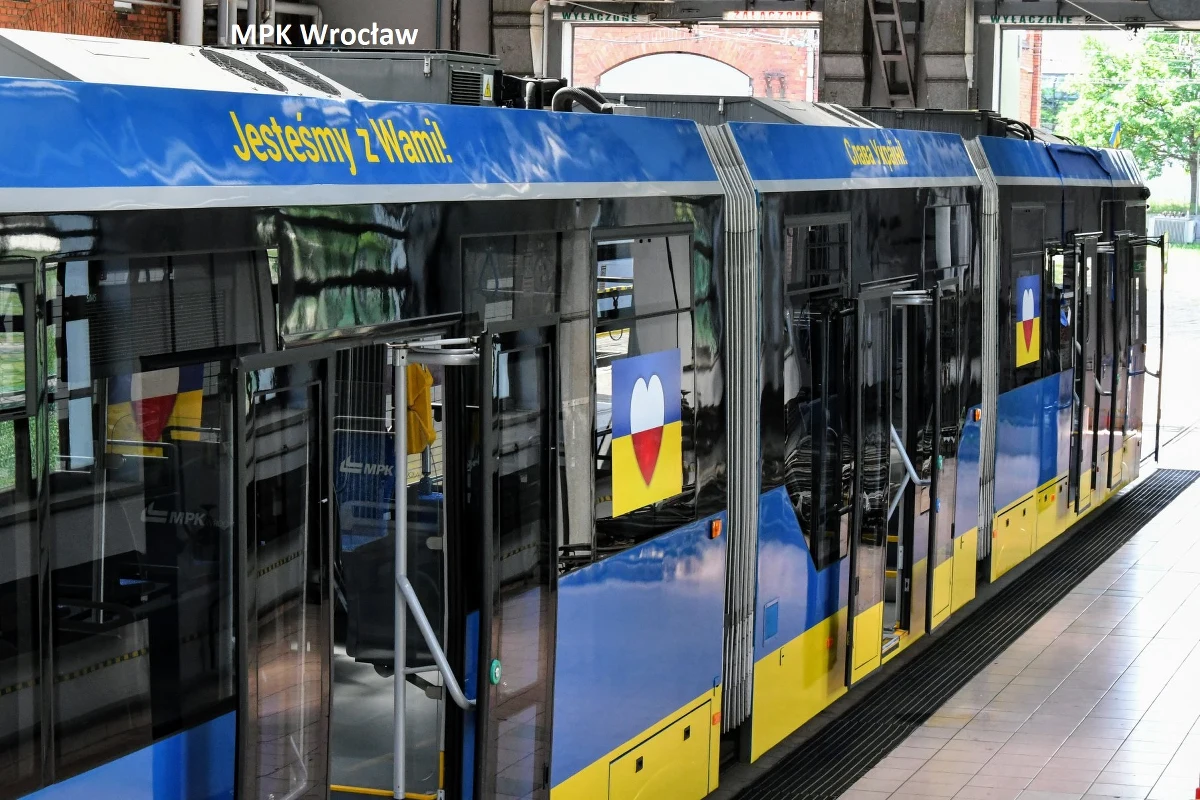 MPK Wrocław uruchomiło tramwaj poświęcony "Obrońcom Ukrainy 2022". Jak podkreślono, chodzi nie tylko o pamięć o żołnierzach walczących na froncie, ale także o osobach, które pomagają Ukraińcom i Ukrainie. Również tutaj w Polsce.