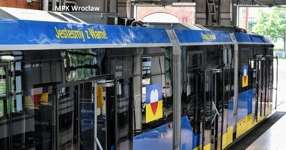 MPK Wrocław uruchomiło tramwaj poświęcony "Obrońcom Ukrainy 2022". Jak podkreślono, chodzi nie tylko o pamięć o żołnierzach walczących na froncie, ale także o osobach, które pomagają Ukraińcom i Ukrainie. Również tutaj w Polsce.