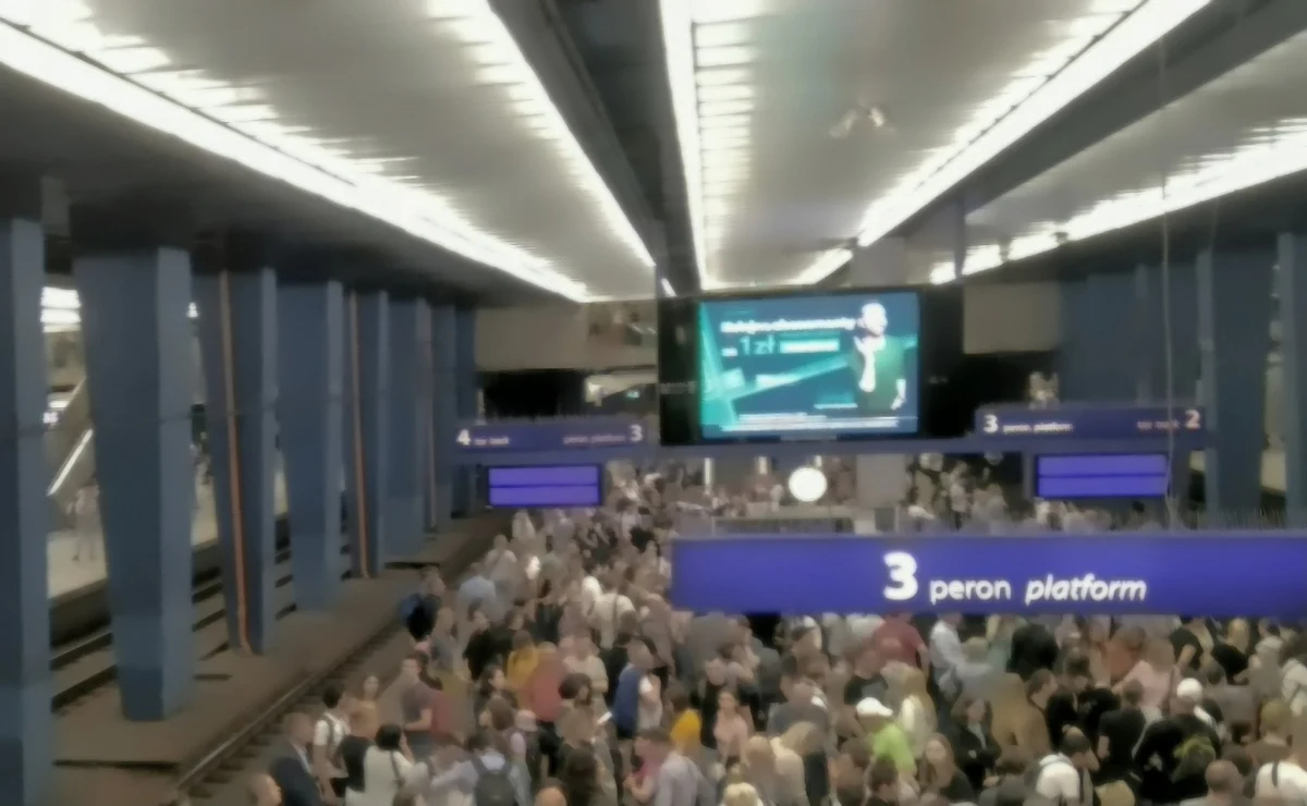 Wszystkie pociągi, które teraz wyjeżdżają w trasy, jadą zgodnie z rozkładami. Sytuacja związana z wczorajszą awarią sieci trakcyjnej linii kolejowej pomiędzy Warszawą Zachodnią a Warszawą Centralną się stabilizuje - przekazał RMF FM Karol Jakubowski z zespołu prasowego PKP PLK.