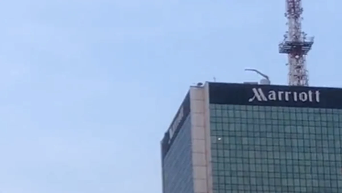 W centrum Warszawy stolicy w piątek wieczorem konieczna była akcja policji i strażaków. Dwóch mężczyzn bez zabezpieczeń wspinało się na budynek Hotelu Marriot.