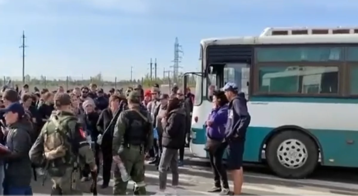 Osoby "ewakuowane" z zajętego przez wojska rosyjskie Mariupola już w autobusach dowiadują się, że są wiezione do Rosji, czyli de facto deportowane - poinformował doradca mera miasta Petro Andruszczenko na Telegramie. 