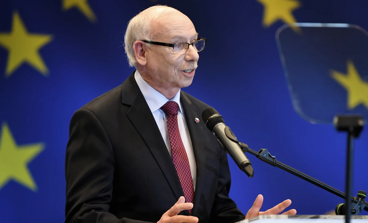 "Komisja Europejska najwcześniej wystawi rachunki (ws. Krajowego Planu Odbudowy) w lipcu, więc te pieniądze będą jesienią. A czas nagli, bo 70 proc. tej całej sumy KPO ma być zakontraktowana do końca tego roku. Straciliśmy mnóstwo czasu, nie wykorzystaliśmy bezwarunkowej zaliczki. Ten pieniądz wpłynie prosto do wszystkich krajów członkowskich, napłynęło ok. 100 mld euro potrzebnych do odbudowy gospodarki po Covid-19, natomiast Polska ma minus, bo Polska ma potrącenia z funduszy europejskich" - mówił w Rozmowie w południe w RMF FM europoseł Platformy Obywatelskiej Janusz Lewandowski.