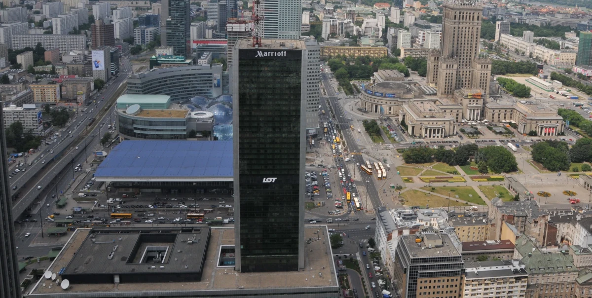 ​500-złotowymi mandatami zostali ukarani dwaj mężczyźni, którzy w piątek wieczorem bez żadnych zabezpieczeń wspięli się na 140-metrowy budynek warszawskiego Hotelu Marriott. Na miejscu pojawiła się straż pożarna, pogotowie i policja.