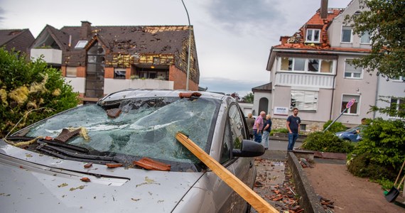Burze, które w ciągu minionych kilkunastu godzin przetoczyły się przez niektóre części Niemiec, spowodowały trzy tornada - poinformowała w sobotę krajowa służba meteorologiczna. W miejscowości Paderborn w Nadrenii Północnej-Westfalii rannych zostało ponad 40 osób.