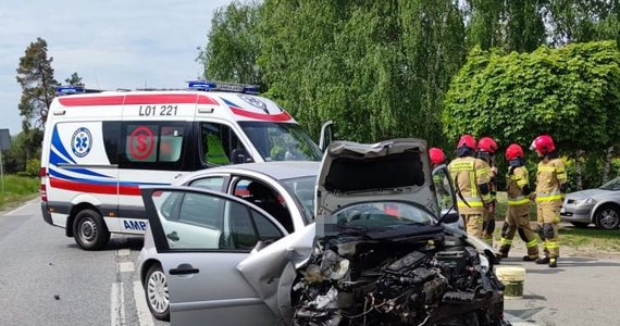 Dwie osoby zostały ranne w wyniku wypadku dwóch samochodów osobowych na drodze wojewódzkiej nr 824 z Żyrzyna do Puław (woj. lubelskie). Do szpitala trafiła kierująca i pasażerka jednego z pojazdów.
