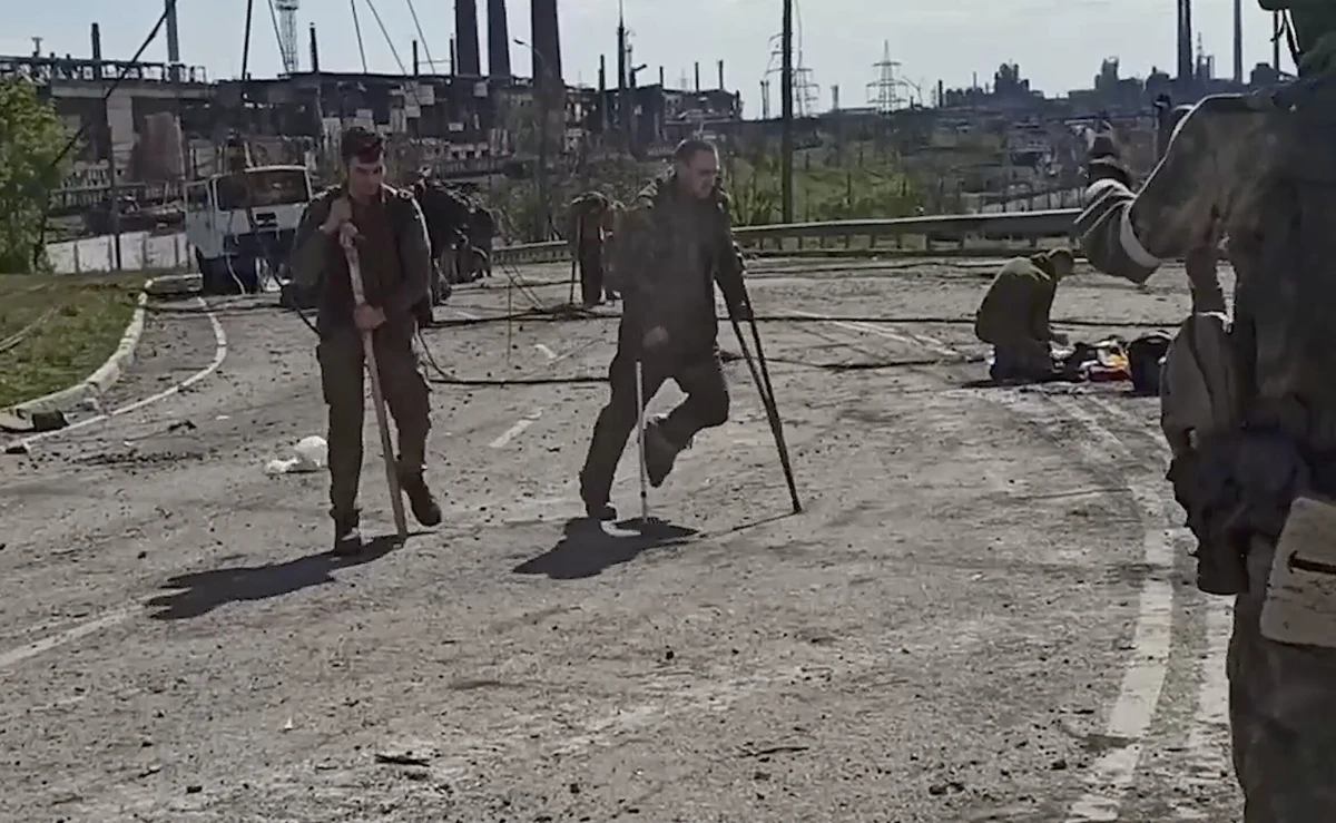 Prezydent Ukrainy Wołodymyr Zełenski potwierdził, że obrońcy kombinatu Azowstal w Mariupolu mają zostać zwolnieni w drodze wymiany. "Będziemy ich zabierać do domu" - powiedział Zełenski w wywiadzie, cytowanym przez portal Ukraińska Prawda.