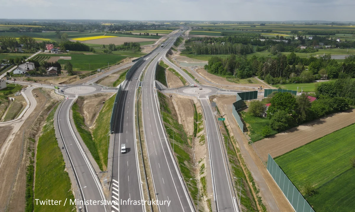 Łączymy bezpieczną drogą Rzeszów z Lublinem - podkreślił w sobotę minister infrastruktury Andrzej Adamczyk otwierając dla ruchu odcinek drogi ekspresowej S19. Każdy Polak zasługuje na to, aby korzystać z nowoczesnej sieci dróg. Każdy region zasługuje na to, aby nie być wykluczonym komunikacyjnie - dodał.