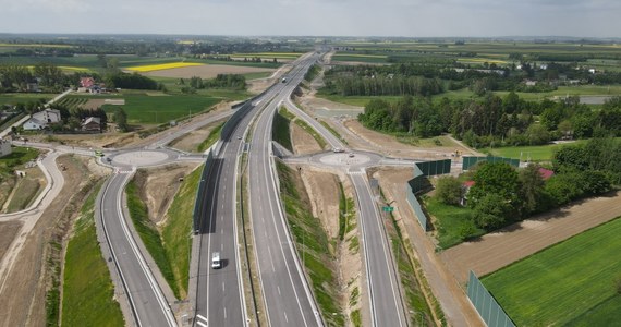 Łączymy bezpieczną drogą Rzeszów z Lublinem - podkreślił w sobotę minister infrastruktury Andrzej Adamczyk otwierając dla ruchu odcinek drogi ekspresowej S19. Każdy Polak zasługuje na to, aby korzystać z nowoczesnej sieci dróg. Każdy region zasługuje na to, aby nie być wykluczonym komunikacyjnie - dodał.