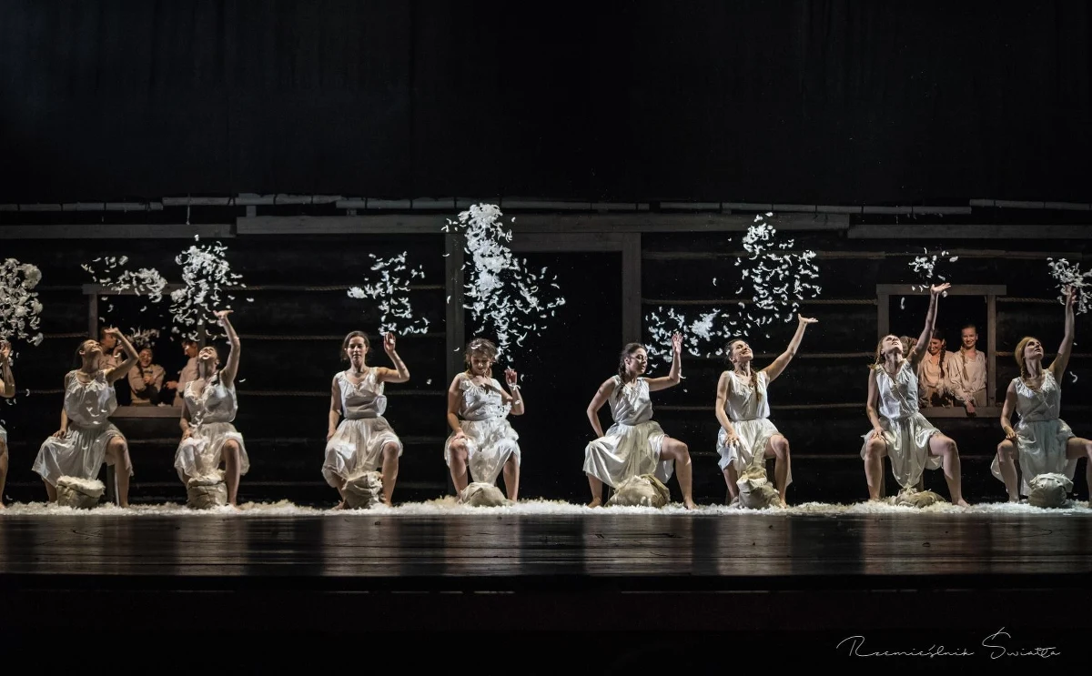 ​Aktorzy z Teatru Muzycznego w Gdyni przygotowują się do występów korzystając ze specjalnej komory hiperbarycznej. W ten sposób regenerują siły przed spektklami, a nawet... uczą się roli.