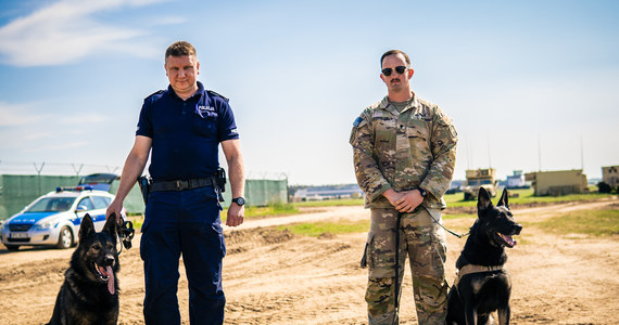 Policjanci z Mielca na Podkarpaciu szkolili się wspólnie z żołnierzami 82. Dywizji Powietrznodesantowej USA, którzy stacjonują na terenie miejscowego lotniska. Ćwiczenia mają na celu wymianę doświadczeń oraz zgranie w sytuacji konieczności wspólnego reagowania.