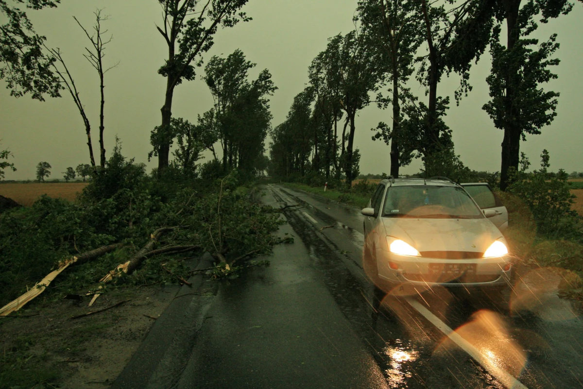 Rządowe Centrum Bezpieczeństwa ostrzega przed bardzo silnymi porywami wiatru. Ostrzeżenia pierwszego i drugiego stopnia wydano dla większości kraju.
