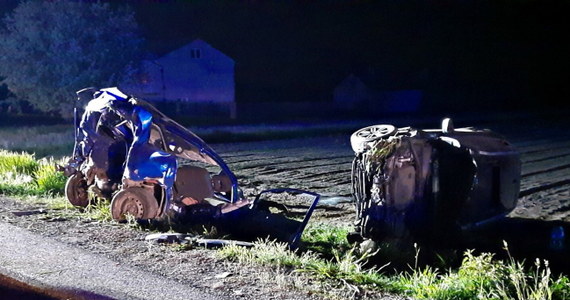 ​Śledczy ustalają okoliczności tragicznego wypadku, do którego doszło w piątek późnym wieczorem w piątek na DK 50 w pow. sochaczewskim (woj. mazowieckie). Zginął pasażer mazdy, w której tył z nieustalonych przyczyn wjechało volvo.