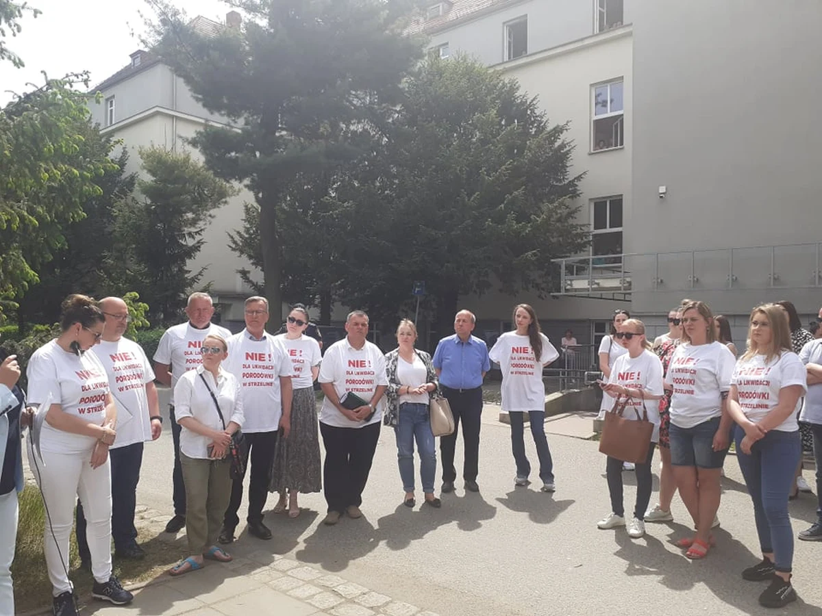 Mieszkańcy Strzelina na Dolnym Ślasku protestowali wczoraj przeciwko planom likwidacji porodówki w szpitalu. Decyzja o zamknięciu oddziału ginekologicznego-położniczego nie zapadła - przekonuje o tym przedstawiciel Uniwersyteckiego Szpitala Klinicznego we Wrocławiu. USK kupił w ubiegłym roku strzelińską lecznicę.