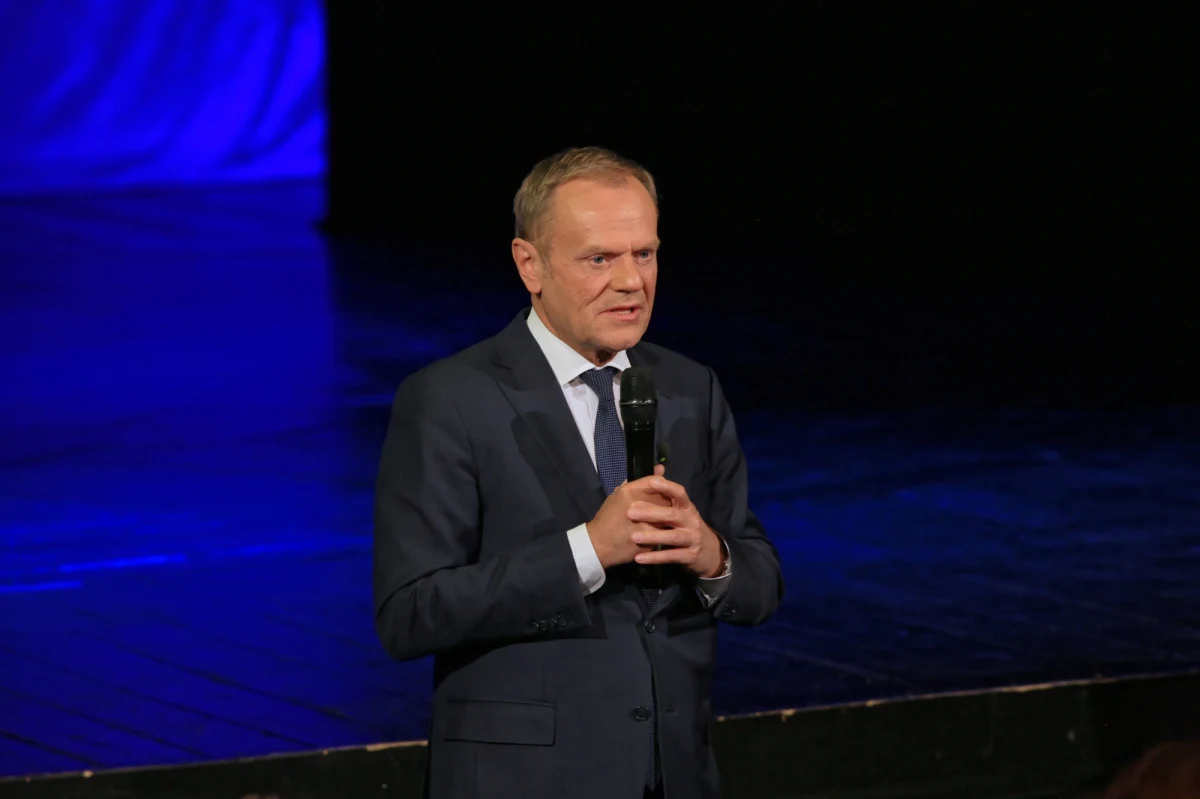 Nie odepchnę nikogo, kto będzie gotowy pracować na rzecz politycznego przełomu; głęboko wierzę, że wygramy przyszłe wybory - powiedział szef PO Donald Tusk. Informacja o tym, że wicepremier Jacek Sasin ma się zająć odbudową Ukrainy, zabrzmiała jak ponury żart - dodał.