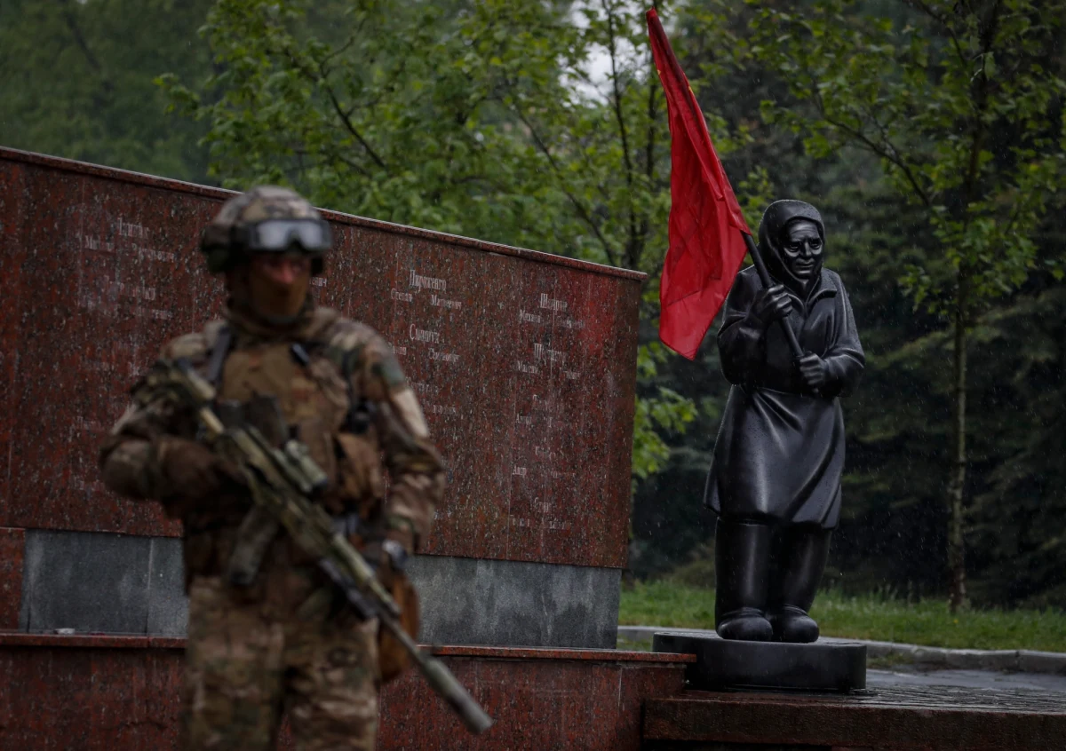 „Zadzwońcie i poddajcie się” – taki komunikat wydała Służba Bezpieczeństwa Ukrainy (SBU). Zachęca w ten sposób rosyjskich żołnierzy, ale także „ochotników” zmobilizowanych często przymusem, by skorzystali ze specjalnego numeru alarmowego. Dzwoniąc, można poddać się i uratować swoje życie – przekonują ukraińskie służby.
