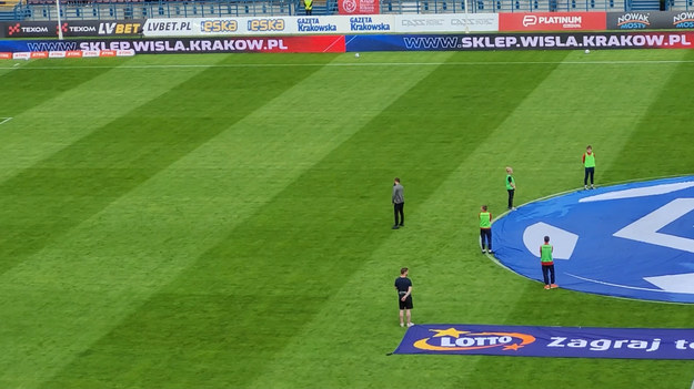 W poprzedniej kolejce Wisła Kraków przegrała z Radomiakiem 2-4. Taki wynik przypieczętował spadek "Białej Gwiazdy" z PKO Ekstraklasy.

Kibice z Krakowa oczekiwali natychmiastowych deklaracji właścicieli, w jaki sposób mają zamiar poradzić sobie z tą trudną sytuacją.

W załączonym materiale wideo oglądamy wystąpienie Kuby Błaszczykowskiego, który  wyszedł przed zgromadzoną na Reymana publiczność.  

"Przez ostatnie trzy lata zbyt wiele razem przeszliśmy, żeby mnie nie było tutaj i was po prostu przeprosić.

Staję przed wami i nie boję się odpowiedzialności. Przez to, co pokazaliście, nie zasłużyliście na to, co dzisiaj przeżywacie.

Natomiast zdaję sobie sprawę z tego, że przyjdzie mi ponieść konsekwencje i pewnie tak będzie.

Chciałem w moim imieniu bardzo przeprosić, za to wszystko, co musicie przechodzić. Jest mi z tym cholernie ciężko, ale zrobię wszystko - wiem, że to nie brzmi dobrze teraz, ale zrobię wszystko, aby Wisła wróciła tam, gdzie jest jej miejsce.

Naprawdę zdaję sobie sprawę z tego, że zaje... Dziękuję.”

