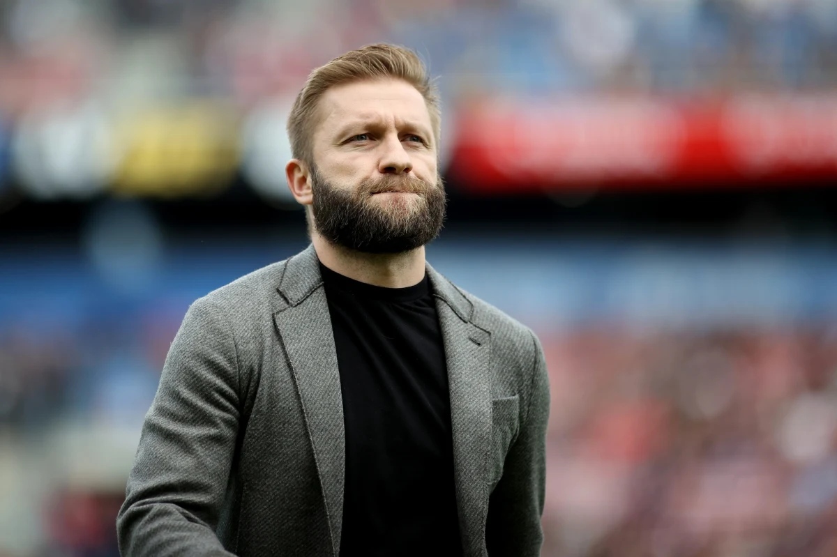 Pierwszy raz, odkąd stało się jasne, że Wisła Kraków spadła z Ekstraklasy do I ligi, zabrał głos Kuba Błaszczykowski. Przed sobotnim meczem Wisły z Wartą Poznań, wyszedł na murawę, by przeprosić kibiców klubu. „Staję przed wami i nie boję się odpowiedzialności” – mówił Błaszczykowski w emocjonalnym przemówieniu.