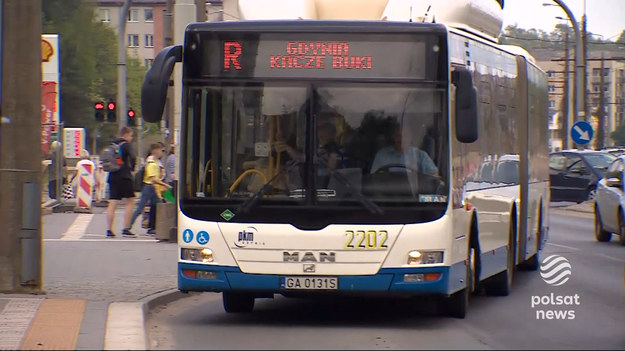 Marcin Klukacz od pięciu lat jest kierowcą miejskiego autobusu w Gdyni, a od dwóch dni jej bohaterem, który być może uratował czyjeś zdrowie lub życie. Na skrzyżowaniu wjechał w niego samochód osobowy, którego kierowca próbował uciec z miejsca zdarzenia. Pan Marcin zareagował błyskawicznie i dogonił uciekającego. Okazał się być nim pijany strażnik miejski. Materiał dla "Wydarzeń" przygotowała Agnieszka Milczarz.