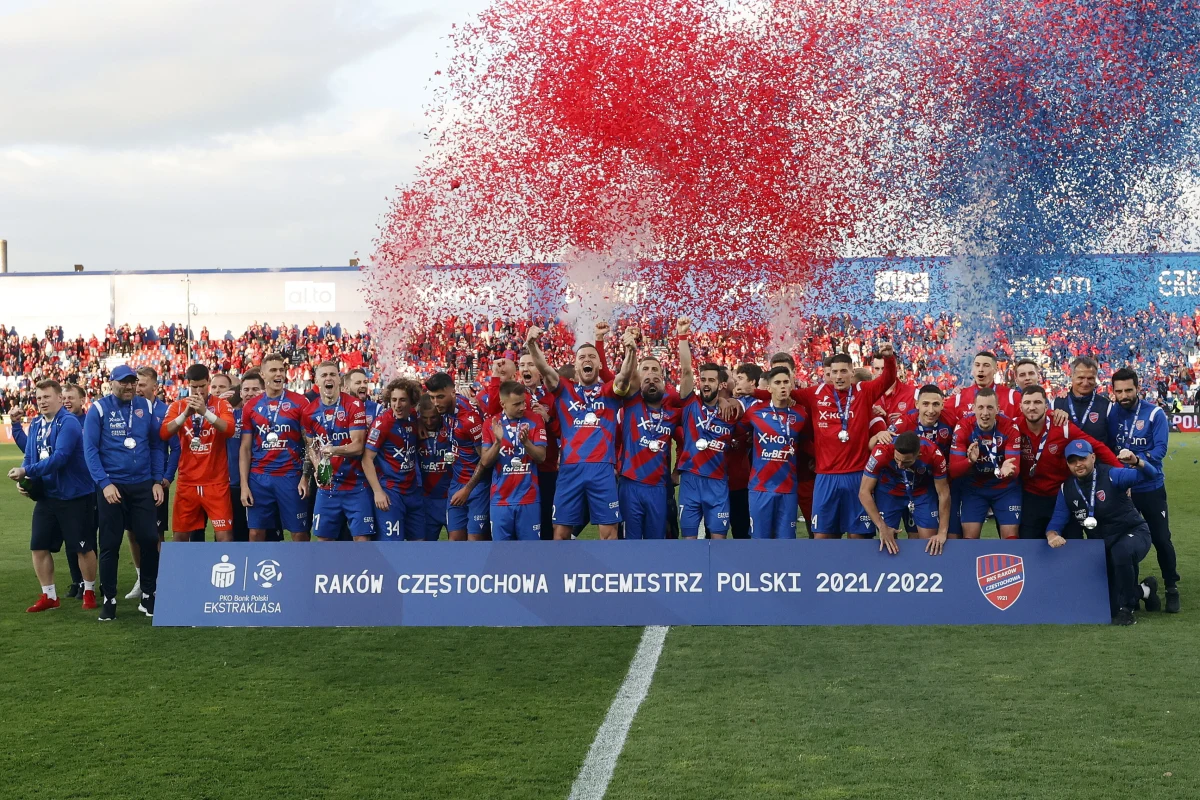 Na koniec sezonu piłkarskiej ekstraklasy rozstrzygnęła się kwestia wicemistrza Polski - został nim Raków Częstochowa, który pokonał u siebie Lechię Gdańsk 3:0. Pewny już wcześniej tytułu Lech wygrał w Poznaniu z Zagłębiem Lubin 2:1. Królem strzelców został Ivi Lopez z Rakowa - 20 goli.