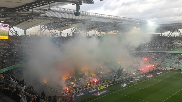 „Pusto wszędzie, głucho wszędzie, 17 porażek, pucharów nie będzie" - taki transparent przywitał piłkarzy Legii, kiedy wychodzili na mecz z Cracovią.

Fani stołecznego zespołu wypomnieli zawodnikom fatalny sezon. Tak źle w Legii nie było od lat.To były pierwsze rozgrywki od sezonu 2009/2010, w którym zespół ze stolicy nie zdobył żadnego trofeum ani nawet medalu. Wtedy w lidze był czwarty, a w Pucharze Polski odpadł w ćwierćfinale. To z jednej strony pokazuje jaką pozycję osiągnęła Legia w ostatniej dekadzie, ale też z drugiej strony degrengoladę w tym sezonie.

Kibice Legii postanowili nie tylko poprzez transparent wyrazić ogromnie niezadowolenie z wyników zespołu, a także polityki właściciela Dariusza Mioduskiego. W 11 minucie kibice z tzw. Żylety wstali i opuścili sektor. Taka forma protestu była zapowiadana przez fanów Legii. Także część sympatyków z innych trybun poszła w ich ślady.
