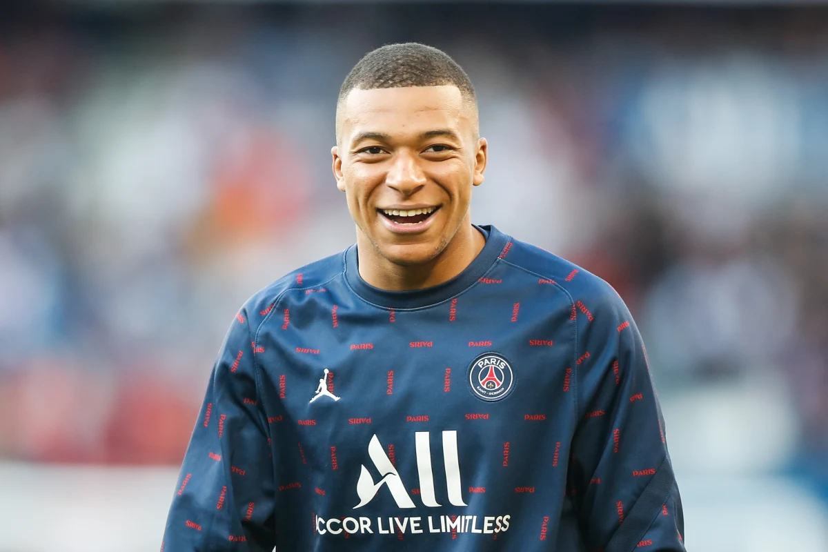 Kylian Mbappe przedłużył do 2025 roku kontrakt z Paris Saint-Germain. Informacje mediów potwierdził prezes klubu Nasser Al-Khelaifi tuż przed rozpoczęciem meczu ligowego z Metz, wywołując owację kibiców zgromadzonych w Parku Książąt.