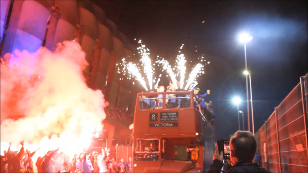 Piłkarze Lecha Poznań w sobotę odebrali medale i puchar za mistrzostwo Polski, a później ruszyli odkrytym autobusem ze stadionu na plac św. Marka na terenie Międzynarodowych Targów Poznańskich. Ten przejazd, choć zaczął się już po godz. 22 i trwał do północy, odbywał się w asyście tysięcy kibiców i ogromnej ilości pirotechniki.