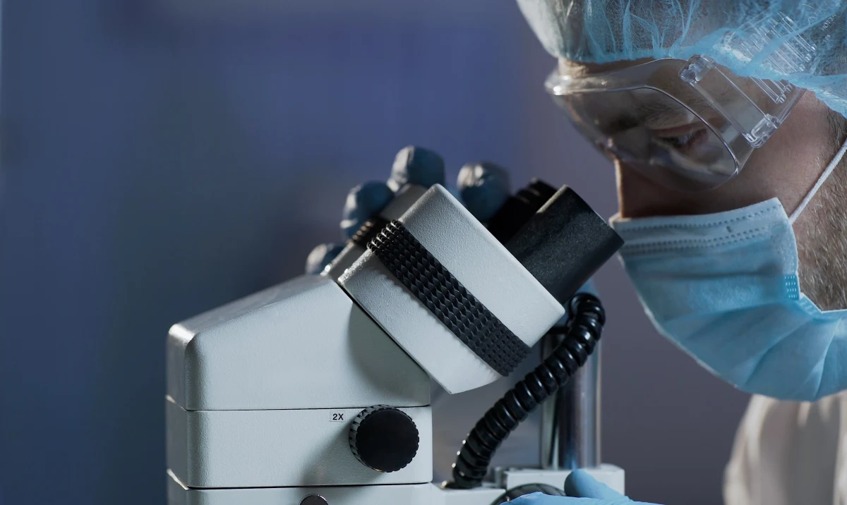 ​Kolejne przypadki małpiej ospy w Europie wywołują niepokoje. Światowa Organizacja Zdrowia ostrzega, że w lecie choroba może się rozprzestrzeniać. Specjalista chorób zakaźnych prof. Ernest Kuchar uspokaja jednak i wskazuje, że małpia ospa jest dużo łagodniejsza od ospy prawdziwej, a ewentualne izolowanie przypadków jest zdecydowanie łatwiejsze niż w przypadku Covid-19.