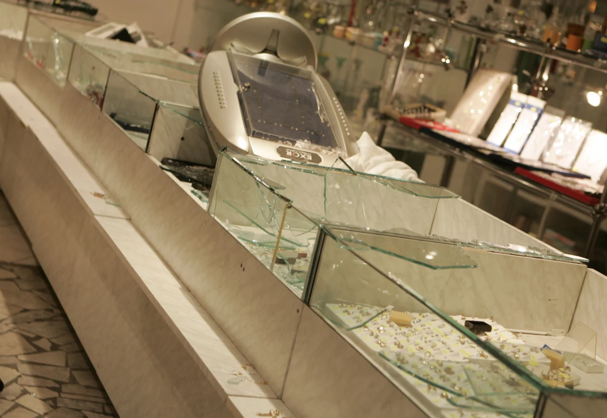 ​Policja szuka przestępców, którzy minionej nocy w kominiarkach włamali się do sklepu jubilerskiego w centrum handlowym M1 przy ul. Szkubacza w Zabrzu. Straty wstępnie oszacowano na pół miliona złotych.