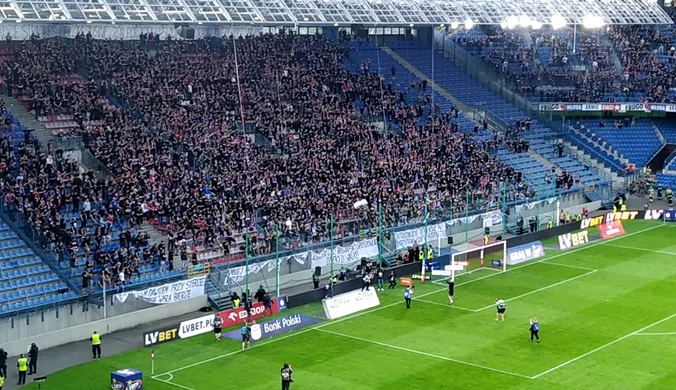 Kibice Wisły skandują nazwisko Kazimierza Kmiecika. Wideo