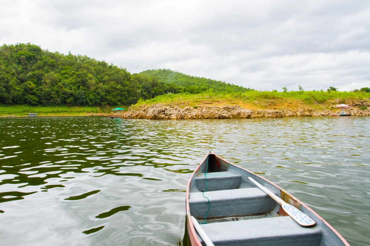 Po nocnej przerwie w niedzielę rano wznowione zostały poszukiwania 47-letniego kajakarza, który zaginął na Bugu w okolicach Szumina w pow. węgrowskim (woj. mazowieckie) - poinformował PAP oficer dyżurny Komendy Powiatowej Państwowej Straży Pożarnej w Węgrowie st. kpt Piotr Małyska. W niedzielę po południu zostały one przerwane. Będą kontynuowane w poniedziałek.