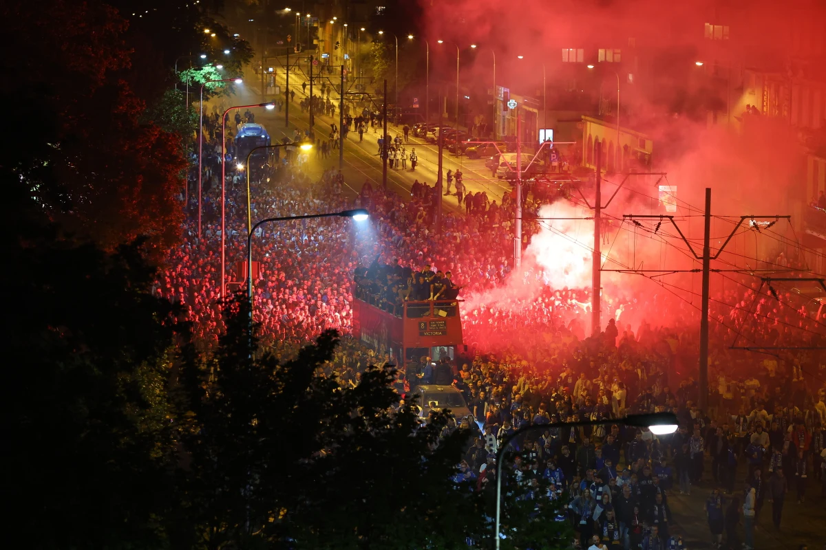 Kilkadziesiąt tysięcy kibiców wraz z piłkarzami Lecha świętowało mistrzowski tytuł. Zespół odkrytym autobusem przejechał ze stadionu na Plac Marka na Międzynarodowych Targach Poznańskich, gdzie przy muzyce i wspólnych śpiewach bawiono się do późnych godzin nocnych.