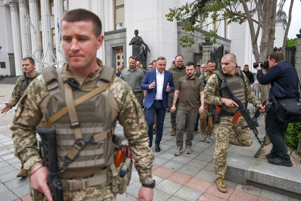 ​W czasie przemówień prezydentów Polski i Ukrainy: Andrzeja Dudy i Wołodymyra Zełenskiego w ukraińskiej Radzie Najwyższej wojsko rosyjskie wystrzeliło pociski w stronę Kijowa - poinformował na Twitterze ukraiński deputowany Roman Hryszczuk. Jak przekazał, parlamentarzyści  przeszli do schronu. Z kolei szef Biura Polityki Międzynarodowej Kancelarii Prezydenta Jakub Kumoch przekazał dziennikarzowi RMF FM, że nie było żadnego ataku rakietowego, który zakłóciłby wizytę prezydenta Andrzeja Dudy w Kijowie lub powodowałby ewakuację.