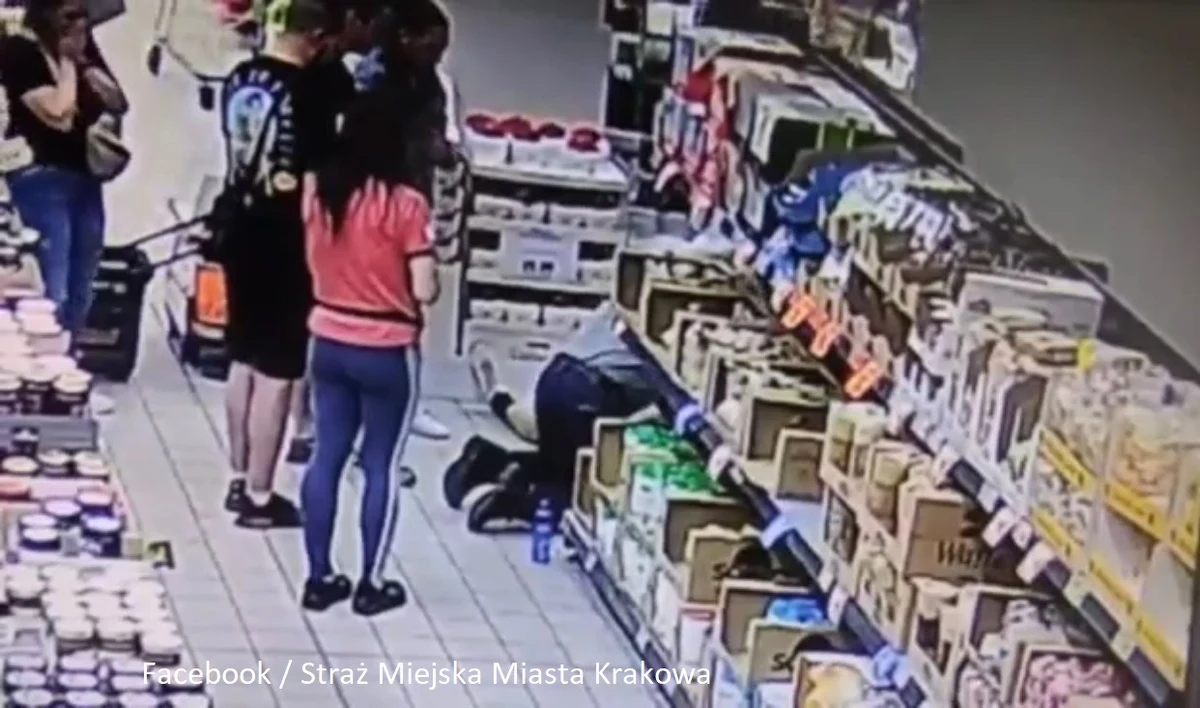 "W trakcie zakupów w markecie mężczyzna upadł na podłogę i stracił przytomność. Gdy okazało się, że nie oddycha, z pomocą pospieszył mu Włodek, strażnik miejski, który akurat był w sklepie" - tak krakowska straż miejska relacjonuje w mediach społecznościowych sobotnie zdarzenie, do którego doszło w jednym z marketów na os. Kombatantów. Sytuacja miała miejsce około godziny 18:35.