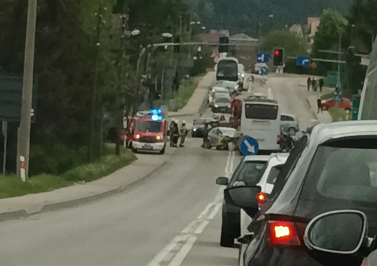 Samochód osobowy zderzył się z autobusem na skrzyżowaniu w Skomielnej Białej (powiat myślenicki, województwo małopolskie). Jedna osoba została ranna.