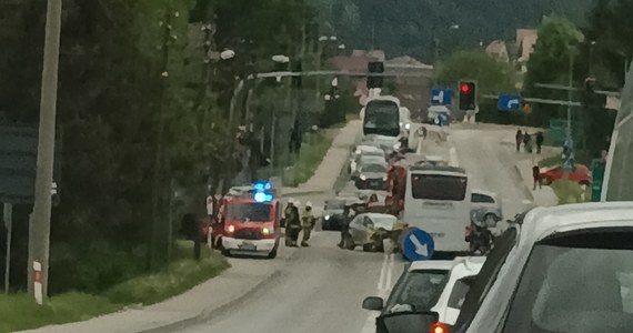 Samochód osobowy zderzył się z autobusem na skrzyżowaniu w Skomielnej Białej (powiat myślenicki, województwo małopolskie). Jedna osoba została ranna.